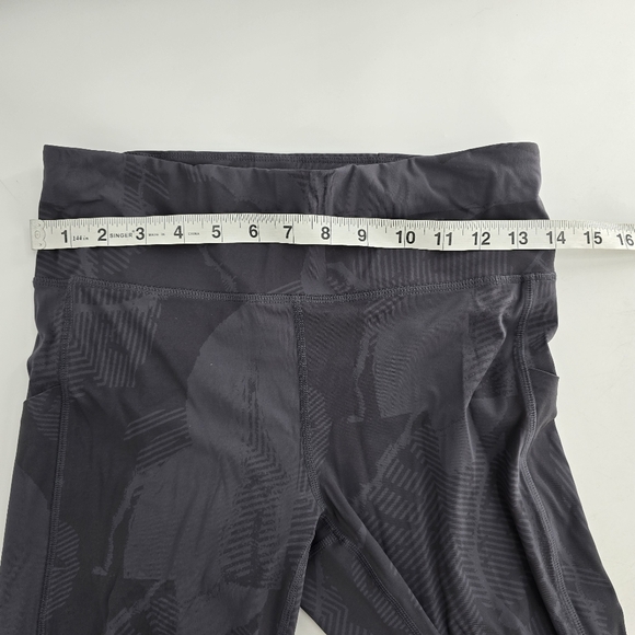 Vuori Stride grey leaf design 7/8 high rise Legging size medium - Picture 7 of 7
